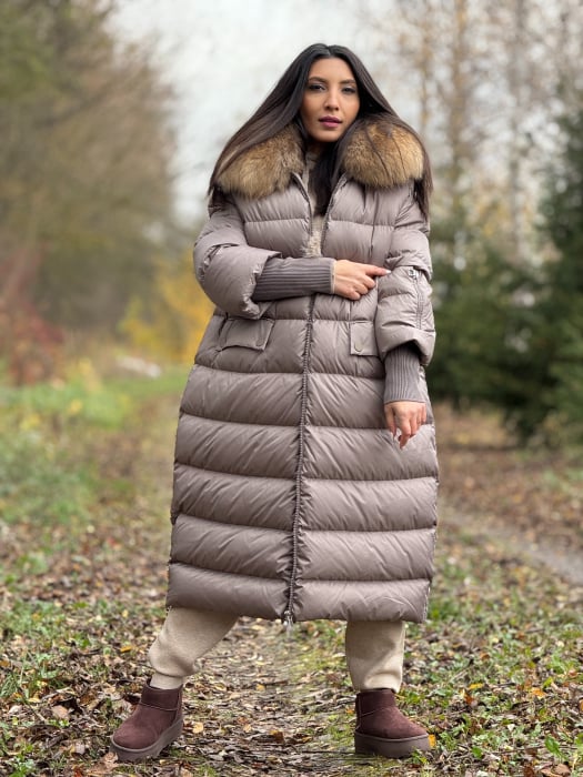 Geaca lunga matlasata cu buzunare si gluga din blana naturala [1]