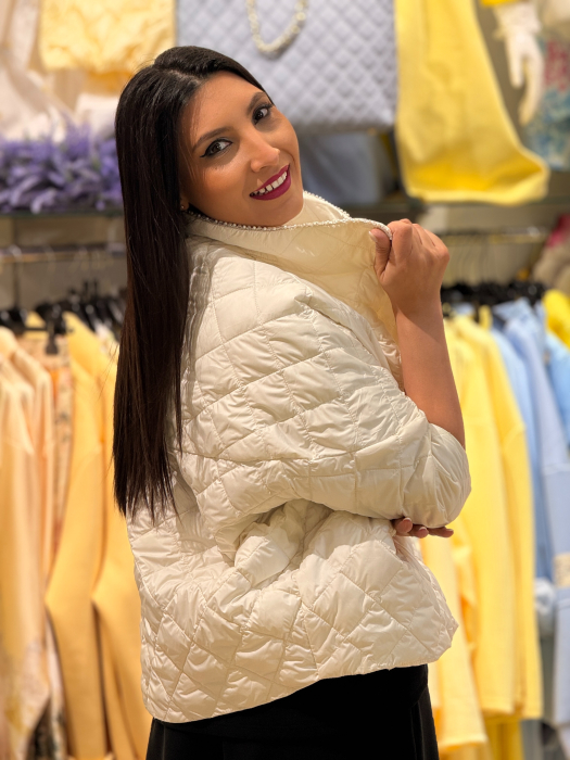 Geaca matlasata cu capse si detalii elegante [3]