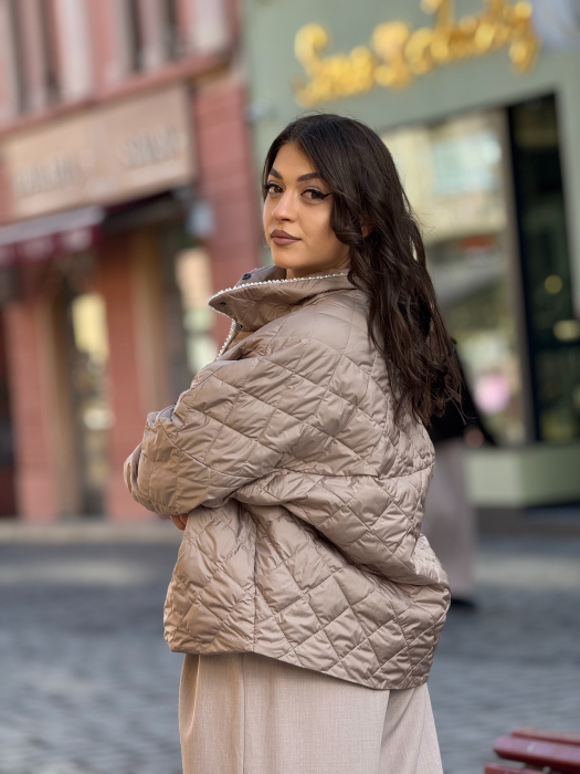 Geaca matlasata cu capse si detalii elegante [7]