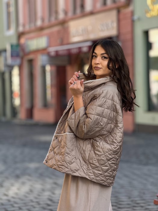 Geaca matlasata cu capse si detalii elegante [4]