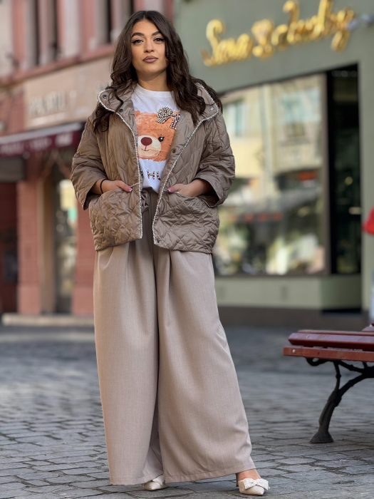 Geaca matlasata cu capse si detalii elegante [5]