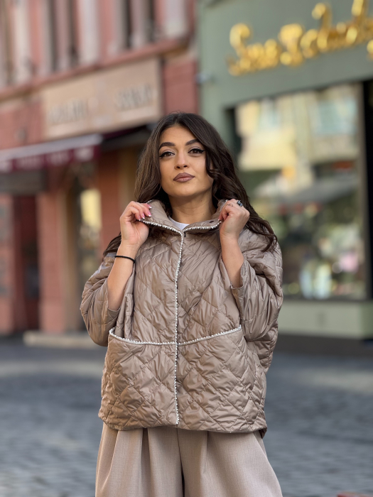 Geaca matlasata cu capse si detalii elegante [6]