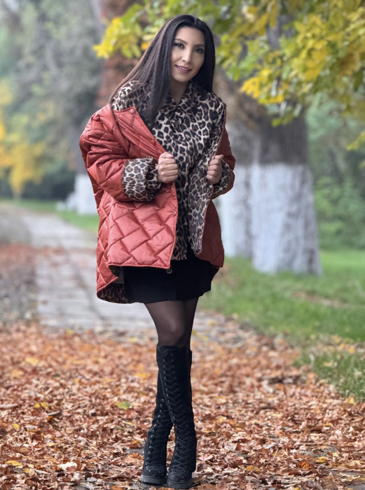 Geaca matlasata cu capse si interior animal print [4]