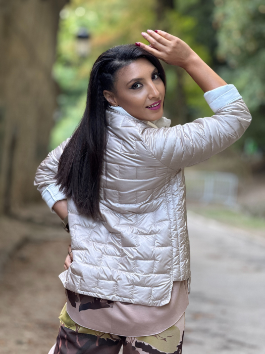 Geacă matlasată scurtă cu guler înalt și nasturi decorativi [2]