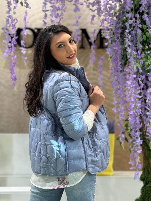 Geacă matlasată ușoară cu guler înalt, fermoar frontal și buzunare laterale [5]