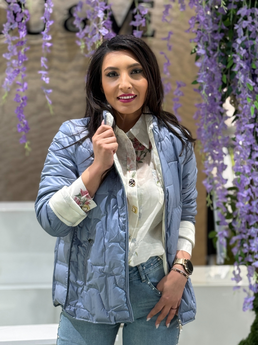 Geacă matlasată ușoară cu guler înalt, fermoar frontal și buzunare laterale [3]