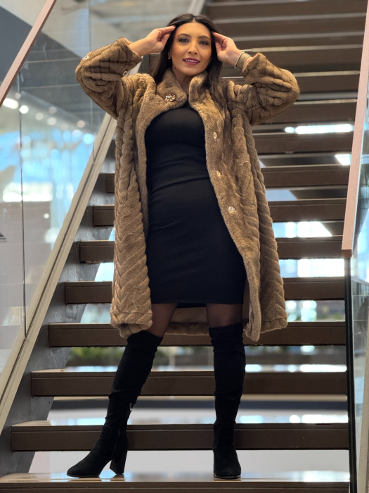 Haina din blana bej cu brosa [4]