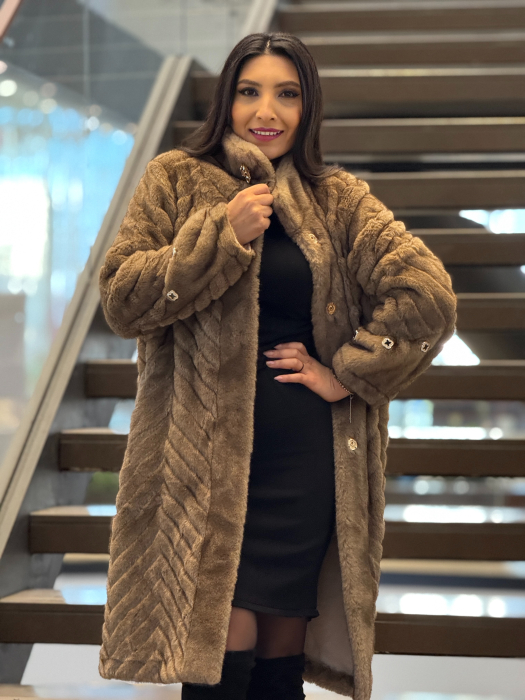 Haina din blana bej cu brosa [3]