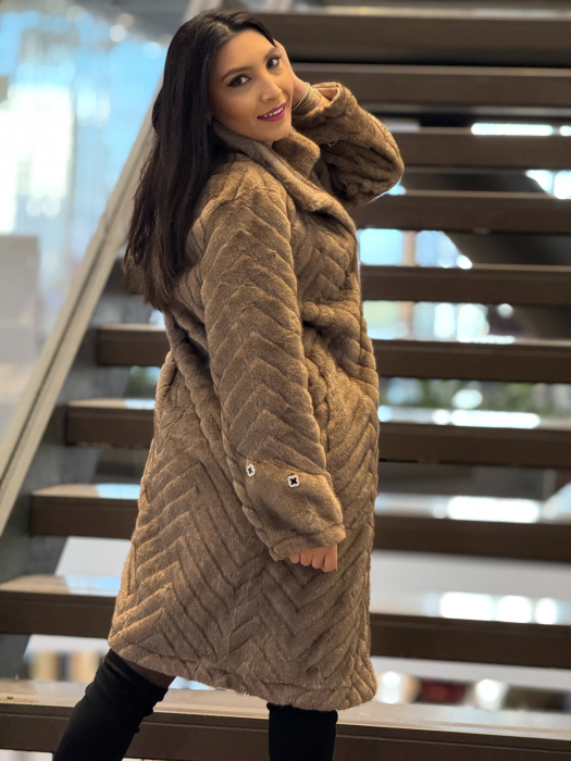 Haina din blana bej cu brosa [5]