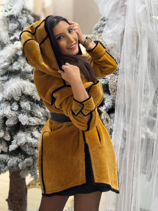 Haina din blana naturala cu detalii negre [2]