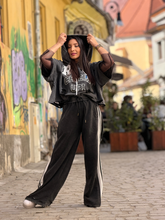 Hanorac cu aplicatii grafice sportive si detalii decorative din plasa [5]