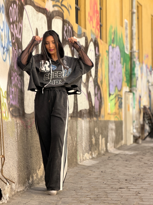 Hanorac cu aplicatii grafice sportive si detalii decorative din plasa [7]