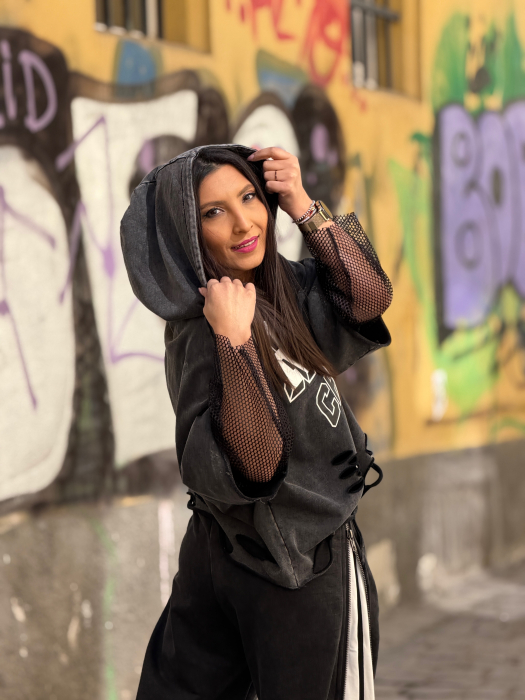 Hanorac cu aplicatii grafice sportive si detalii decorative din plasa [2]