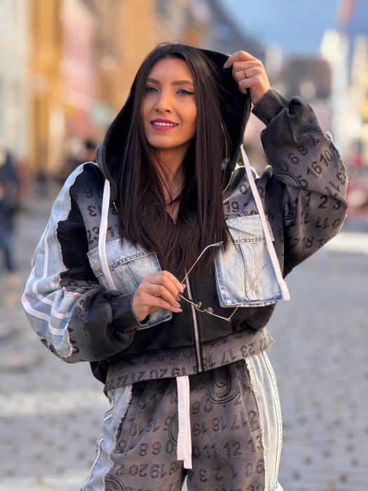 Jacheta cu scris si gluga si detalii de blugi [4]