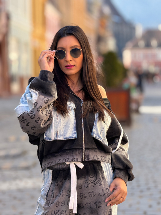 Jacheta cu scris si gluga si detalii de blugi [3]