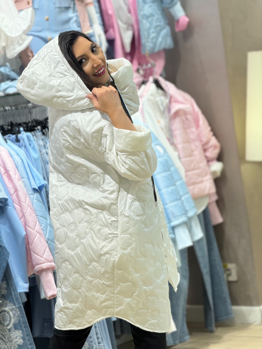 Jachetă damă cu croială lejeră cu glugă model matlasat geometric în relief [6]