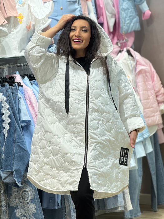 Jachetă damă cu croială lejeră cu glugă model matlasat geometric în relief [4]