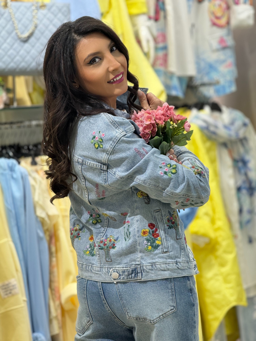 Jachetă damă din denim cu nasturi, guler clasic și broderie florală multicoloră [4]