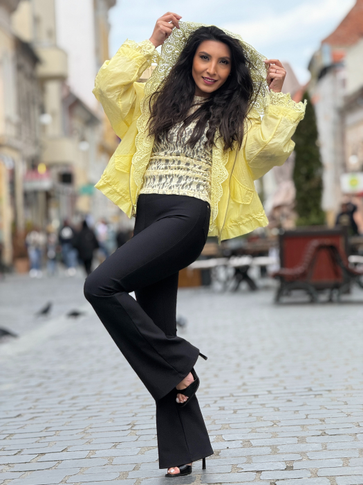 Jacheta galbena cu gluga si dantela [5]