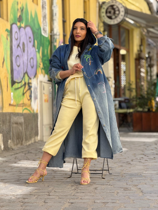 Jacheta lunga cu nasturi si gluga si detalii brodate [2]