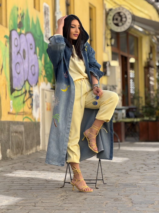 Jacheta lunga cu nasturi si gluga si detalii brodate [7]