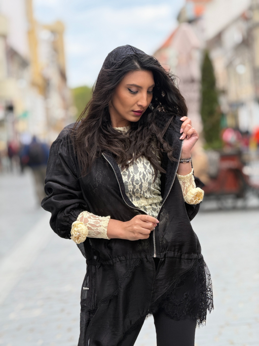 Jacheta neagra cu gluga si dantela [2]