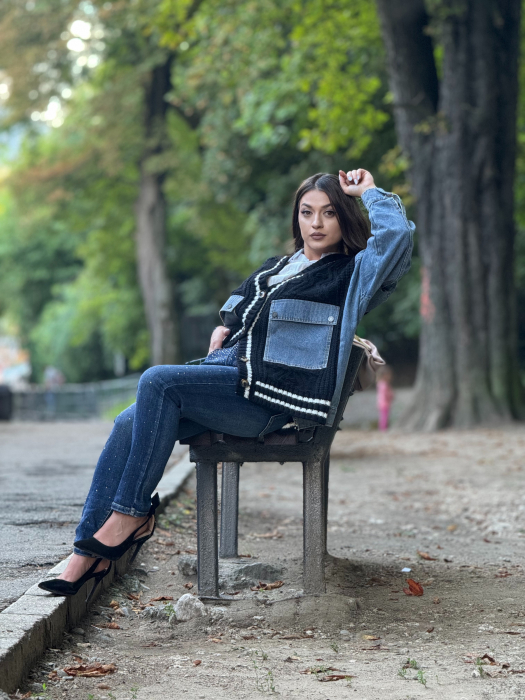 Jacheta tricotata cu model impletit si maneci din jeans [3]