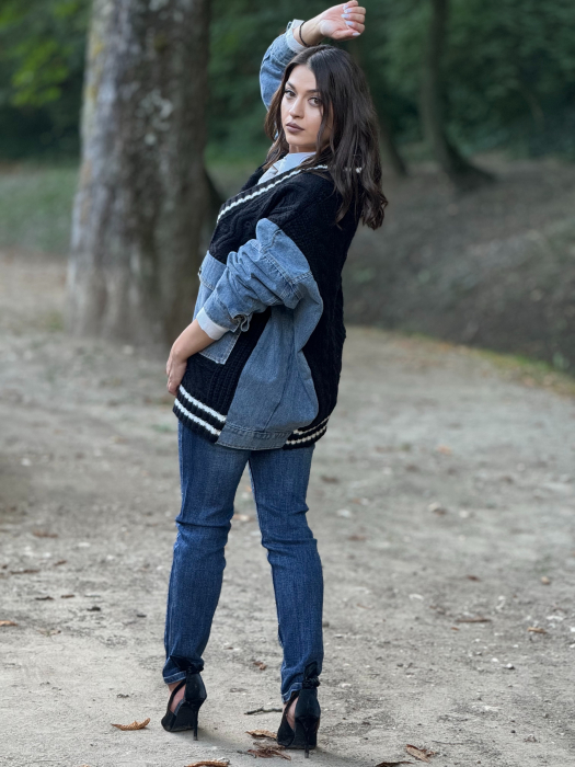 Jacheta tricotata cu model impletit si maneci din jeans [4]