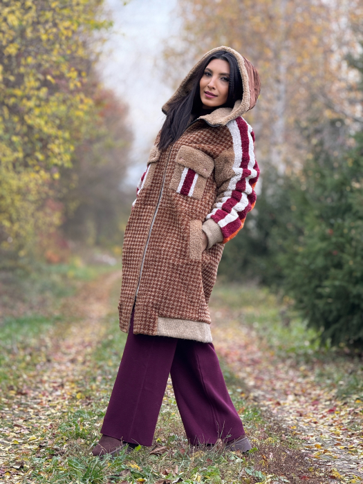 Palton cu model in carouri si detalii colorate [4]