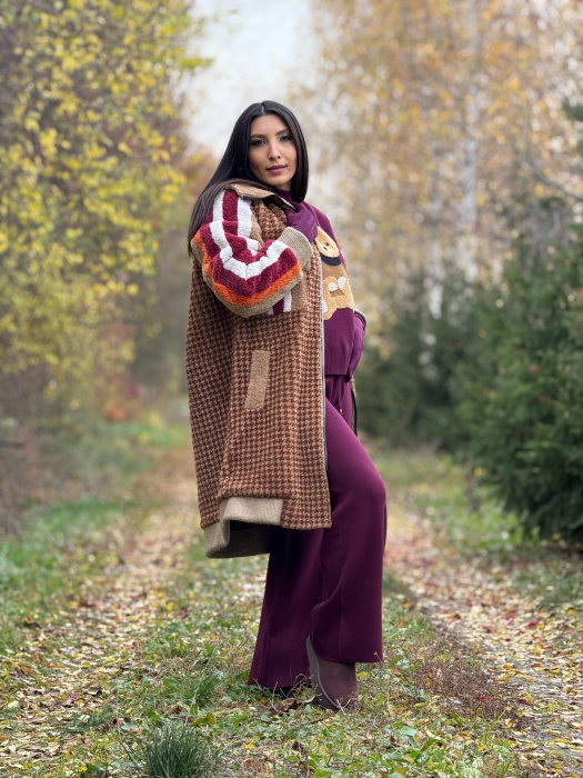 Palton cu model in carouri si detalii colorate [6]