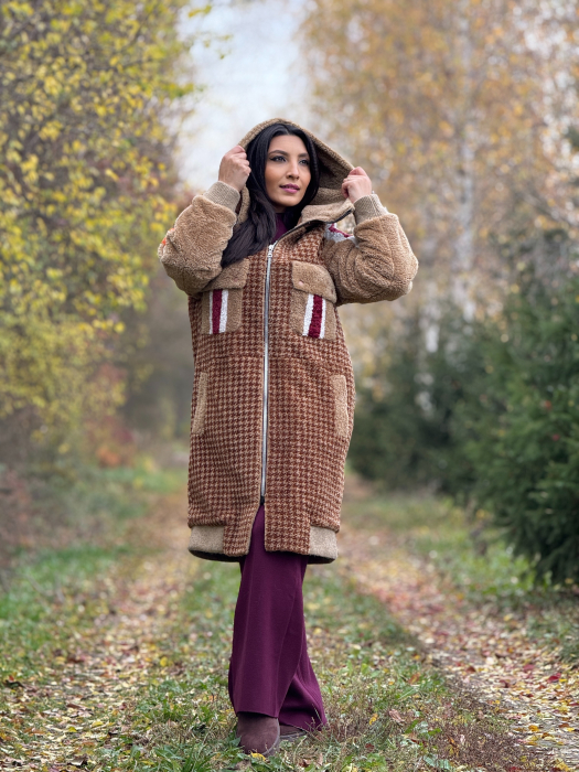 Palton cu model in carouri si detalii colorate [5]