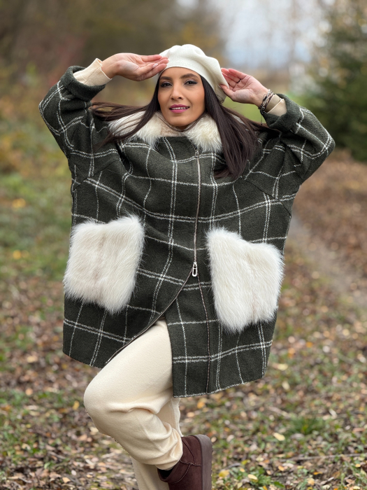 Palton in carouri cu guler si buzunare din blana alba [8]