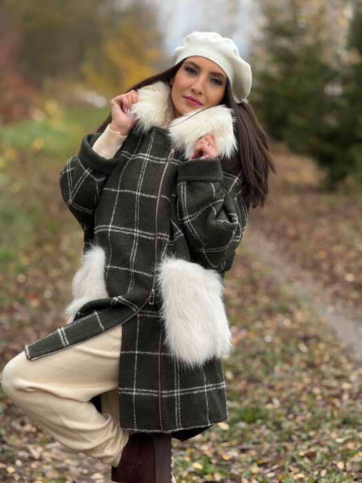 Palton in carouri cu guler si buzunare din blana alba [6]