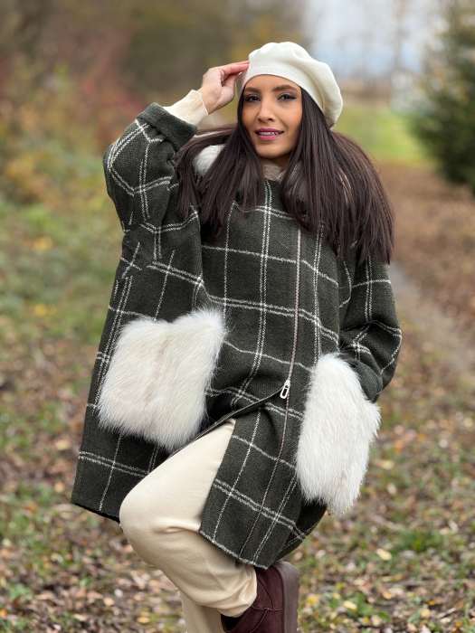 Palton in carouri cu guler si buzunare din blana alba [4]