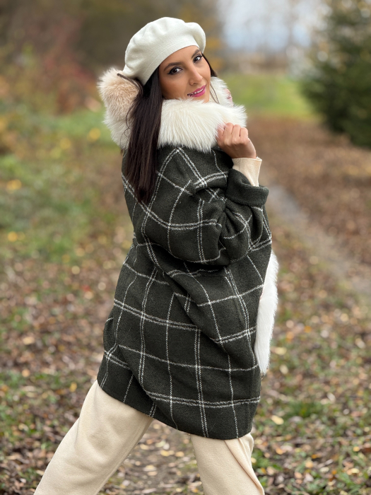 Palton in carouri cu guler si buzunare din blana alba [5]