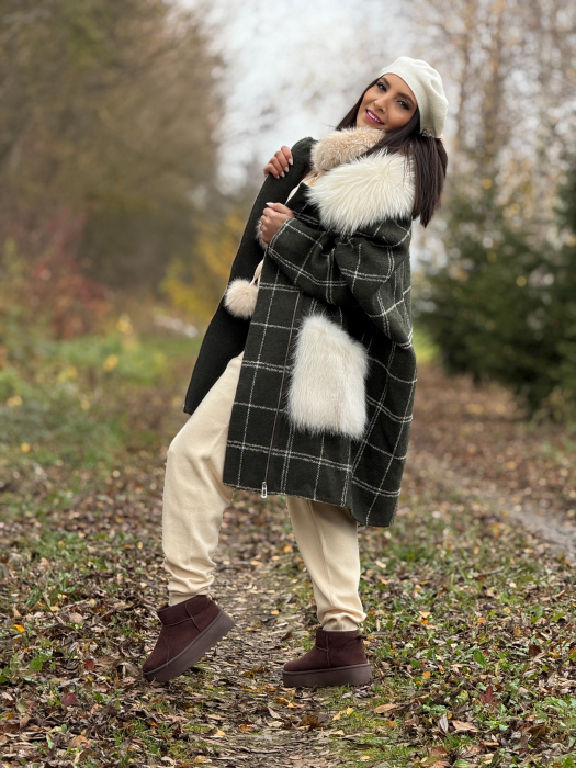 Palton in carouri cu guler si buzunare din blana alba [2]