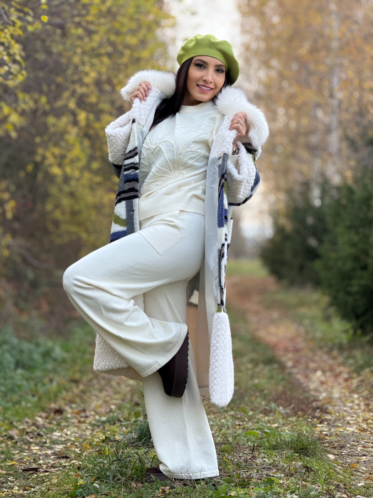 Palton lung cu detalii colorate si guler din blana [6]