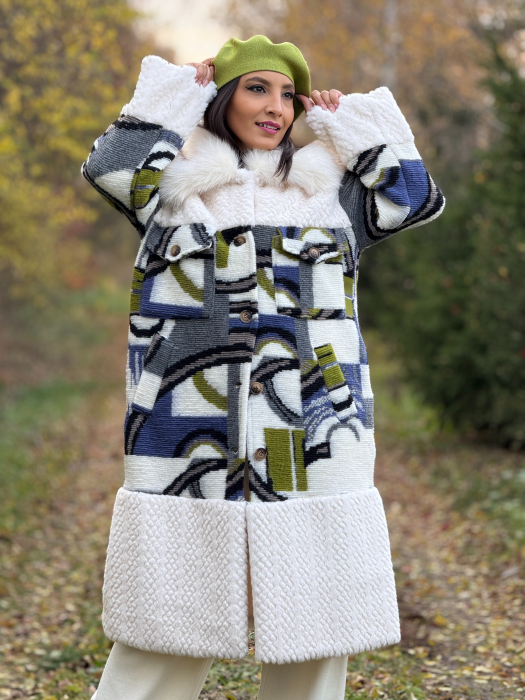 Palton lung cu detalii colorate si guler din blana [2]