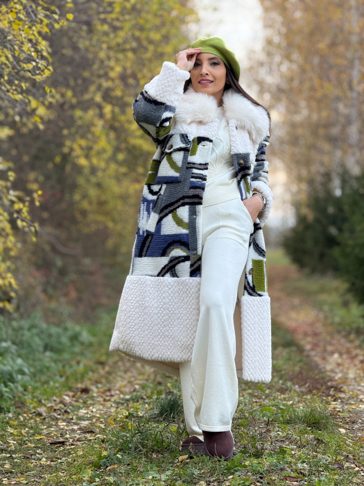 Palton lung cu detalii colorate si guler din blana [4]