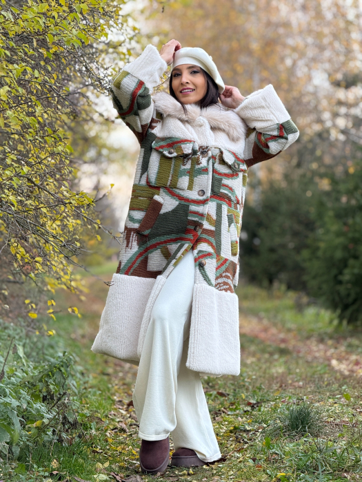 Palton lung cu detalii colorate si guler din blana [6]