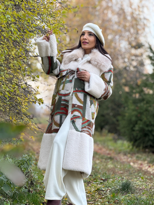 Palton lung cu detalii colorate si guler din blana [1]