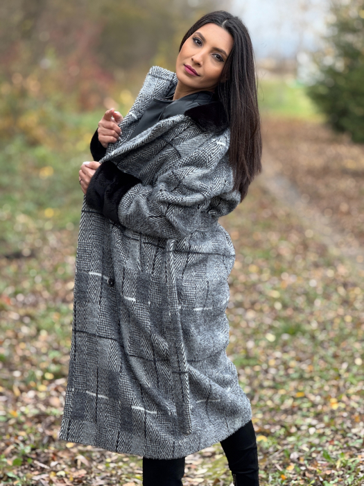 Palton lung cu imprimeu in carouri si guler din blana naturala [3]