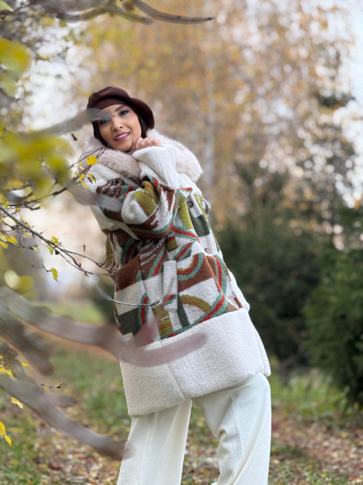 Palton scurt cu detalii colorate si guler din blana [7]