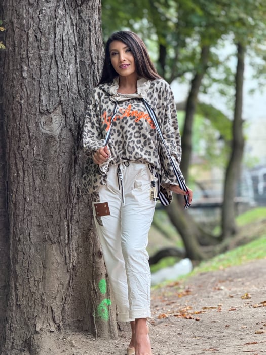 Pantaloni albi cu aplicatii si talie elastica [2]