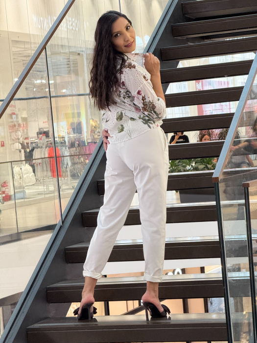 Pantaloni albi cu elastic in talie [4]