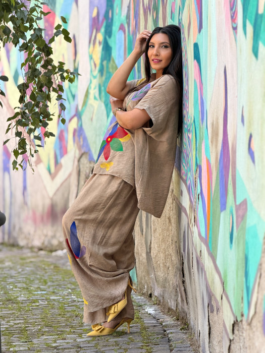 Pantaloni bej cu broderie florala multicolora [3]