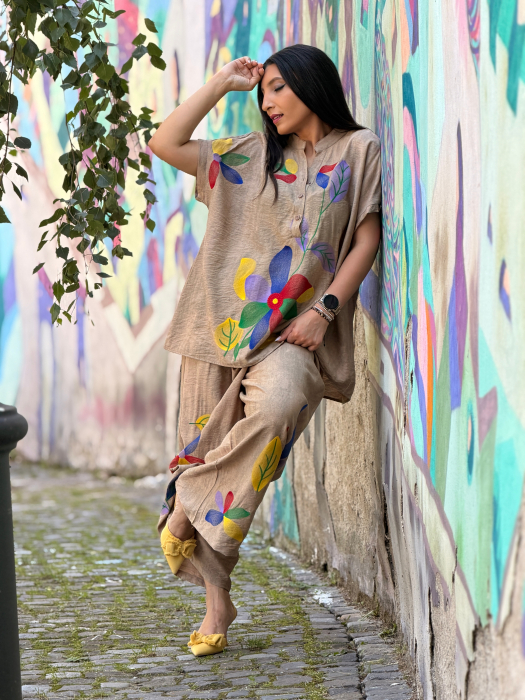 Pantaloni bej cu broderie florala multicolora [2]