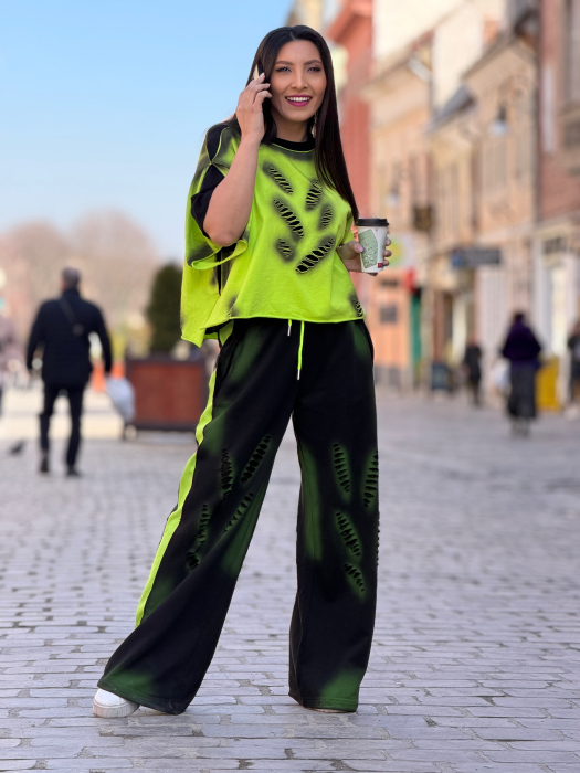 Pantaloni casual cu talie elastica si insertii laterale contrastante cu efect decorativ [3]