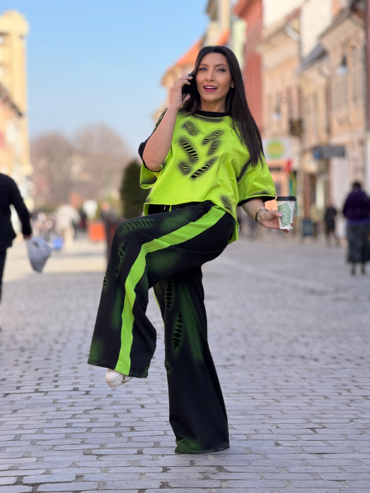 Pantaloni casual cu talie elastica si insertii laterale contrastante cu efect decorativ [6]