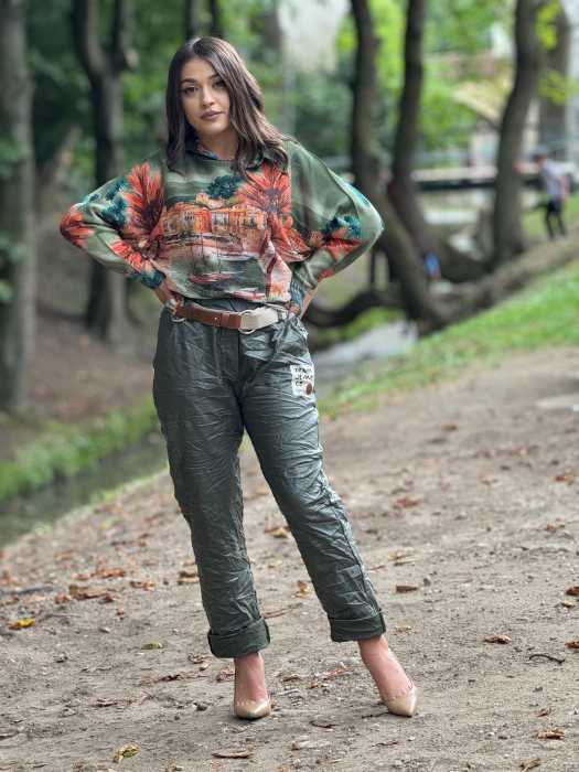 Pantaloni cu curea si patch decorativ [3]